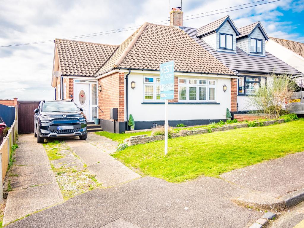 Broadlands Avenue, Rayleigh SS6 3 bed chalet for sale £375,000