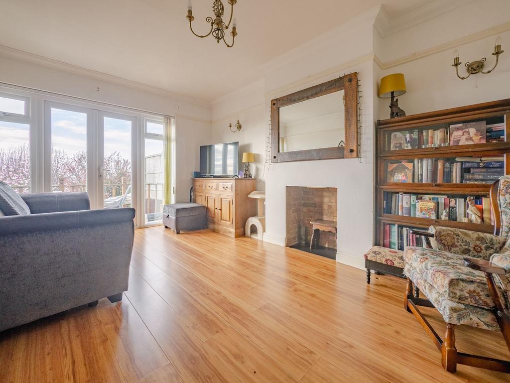 Broadlands Avenue, Rayleigh SS6 3 bed chalet for sale £375,000