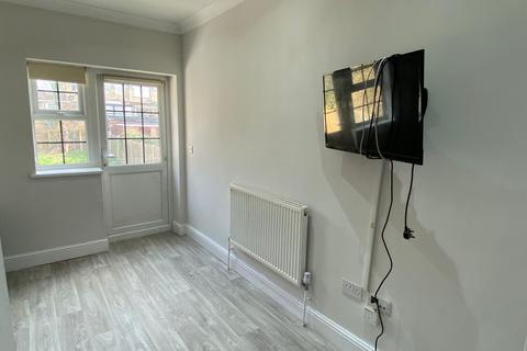 undefined, Room 2 Cantley Gardens Ilford IG2 6QA