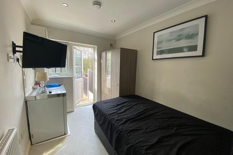 Studio to rent, Uplands Road Room 2 Woodford Green IG8 8JP