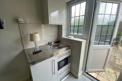 Studio to rent, Uplands Road Room 2 Woodford Green IG8 8JP