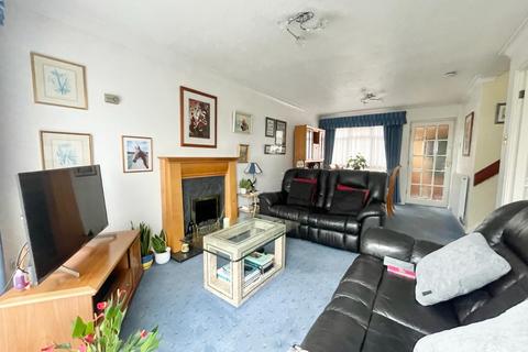 2 bedroom terraced house for sale, Stirling Close, Rainham
