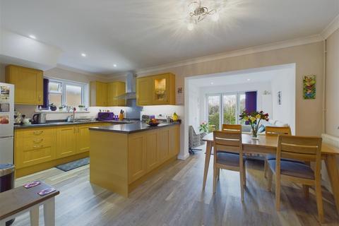 37 Croft Way, Horsham, RH12 2AS
