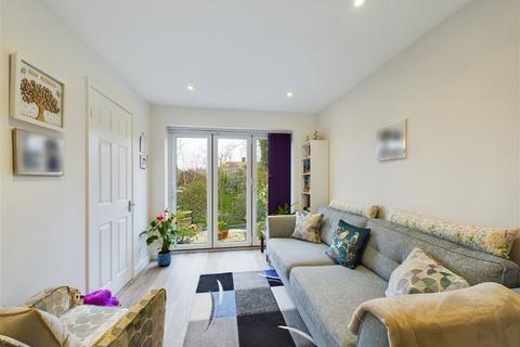37 Croft Way, Horsham, RH12 2AS