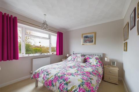 37 Croft Way, Horsham, RH12 2AS