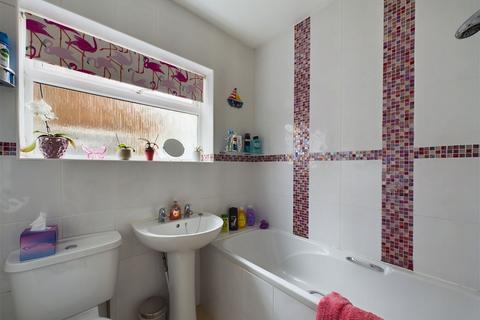 37 Croft Way, Horsham, RH12 2AS