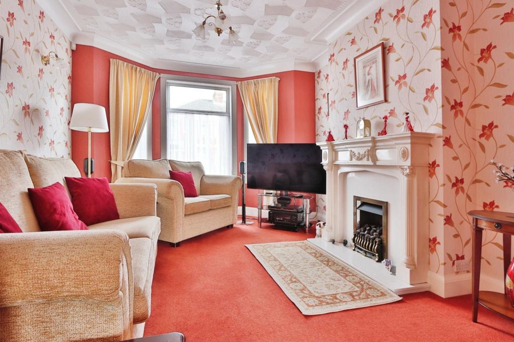 Ellesmere Avenue, Hull, HU8 9BS 3 bed semidetached house for sale £