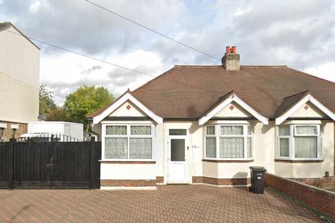 5 bedroom semi-detached bungalow to rent - Epsom Road, Ilford