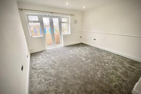 3 bedroom flat to rent, Devonshire Way, Hayes