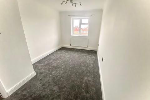 3 bedroom flat to rent, Devonshire Way, Hayes