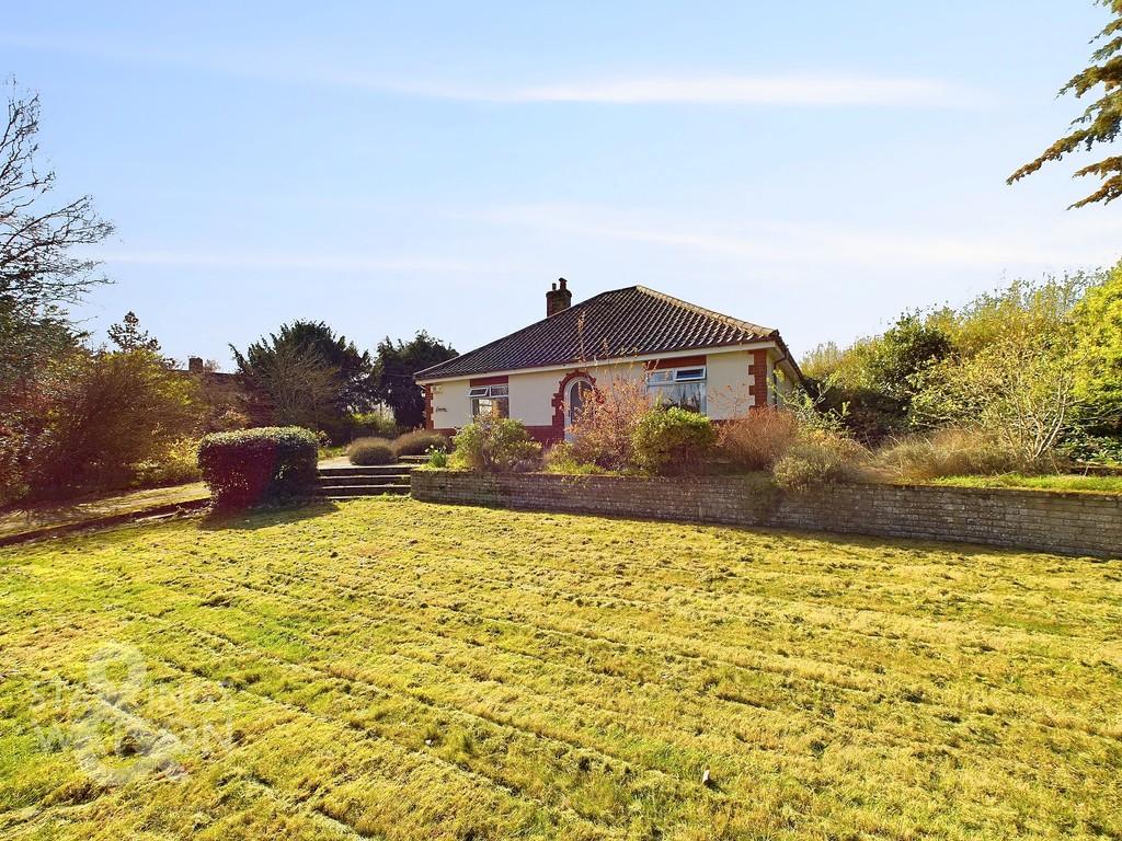 Brundall Road, Blofield, Norwich 3 bed detached bungalow for sale £