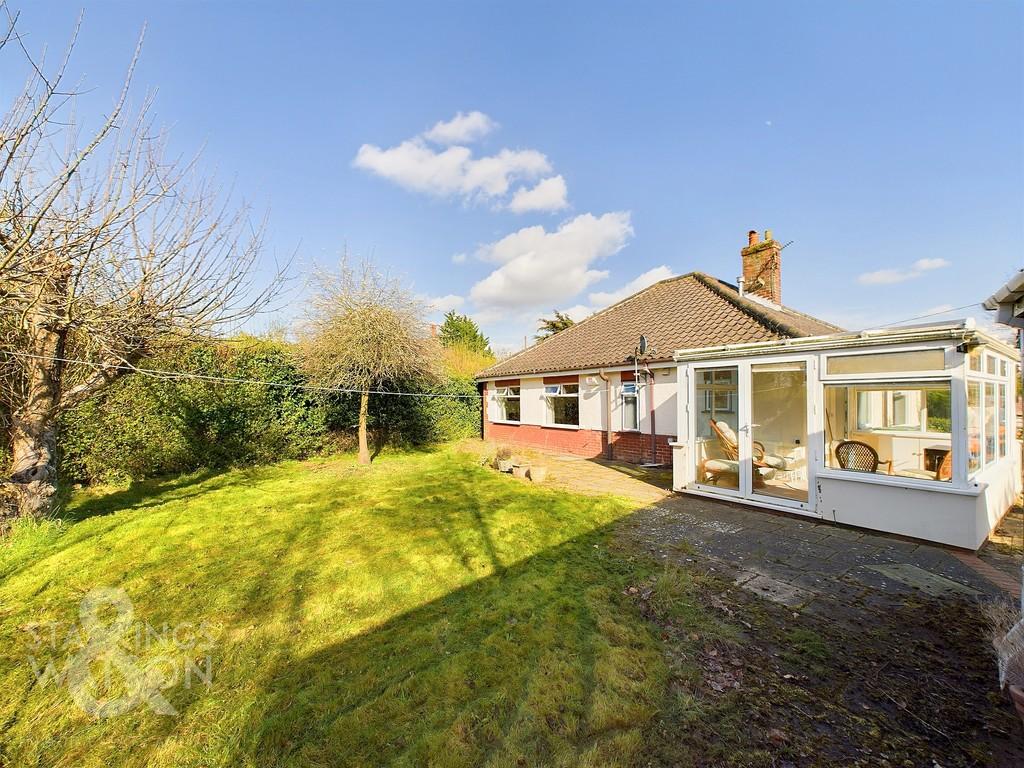 Brundall Road, Blofield, Norwich 3 bed detached bungalow for sale £