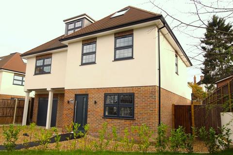 5 bedroom detached house to rent, Pine Hill, Epsom