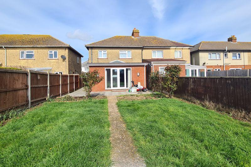 Elmore Avenue, LeeOnTheSolent, PO13 3 bed semidetached house for
