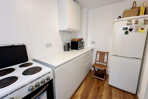 2 bedroom apartment for sale, Streamside Close, London