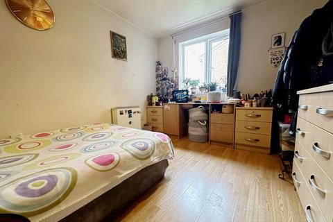140 Streamside Close, London, N9 9XD