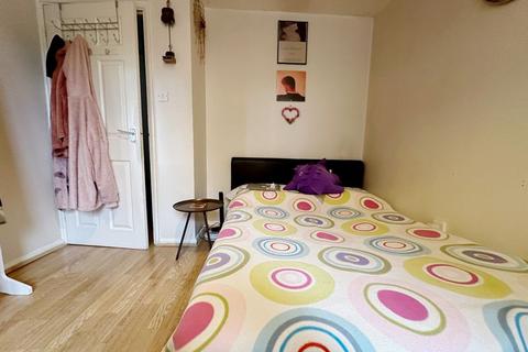 140 Streamside Close, London, N9 9XD