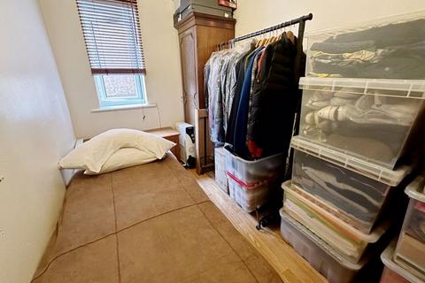 140 Streamside Close, London, N9 9XD