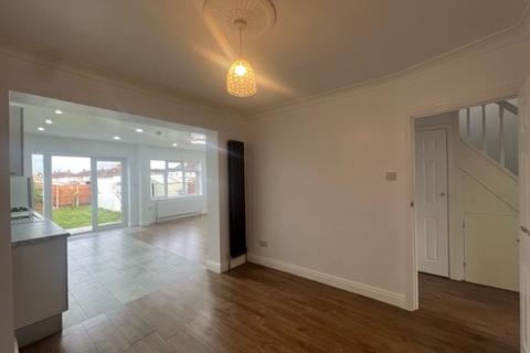 4 bedroom end of terrace house to rent, Oakfield Gardens, Carshalton