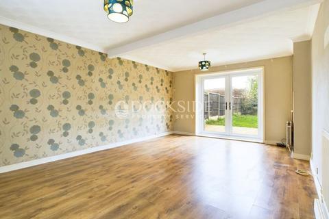 3 bedroom terraced house to rent, Sycamore Road, Rochester