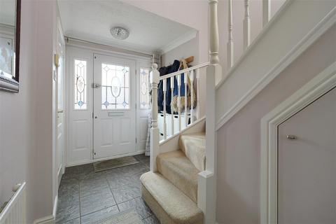 2 Laurel Way, Chartham, Canterbury, CT4 7TJ
