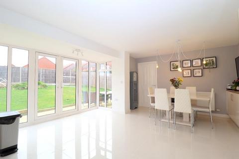 4 bedroom detached house for sale, Clinton Avenue, Round Green, Luton, Bedfordshire, LU2 7LT