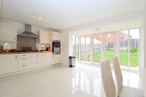 4 bedroom detached house for sale, Clinton Avenue, Round Green, Luton, Bedfordshire, LU2 7LT