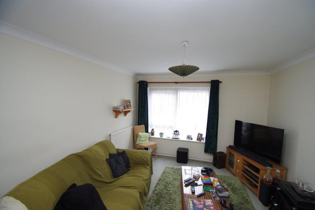 Grandfield Avenue, WATFORD, WD17 2 bed flat - £1,400 pcm (£323 pw)