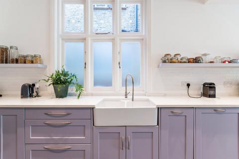 35 Heathfield Road, London, W3 8EJ