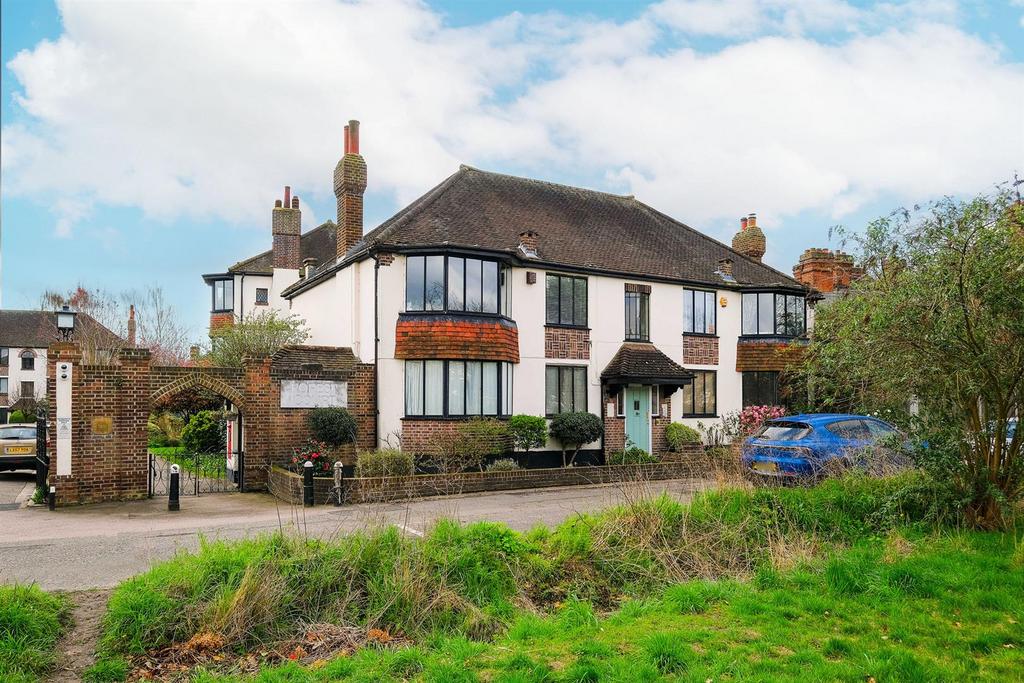 Forest Court, Snaresbrook 2 bed property for sale £450,000