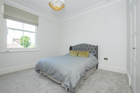 3 bedroom flat for sale, Sheen Road, Richmond