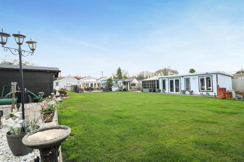 4 bedroom detached bungalow for sale, The Drive, Mayland
