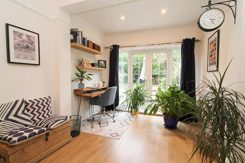 Family room b.jpg