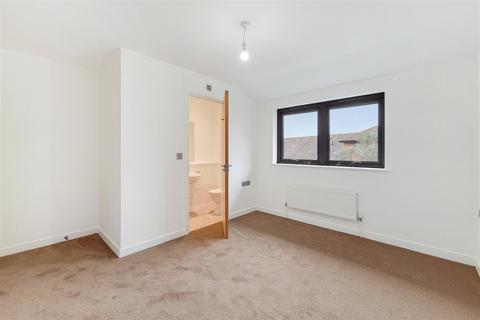 2 bedroom flat to rent - 4 Lewin Terrace, Feltham TW14