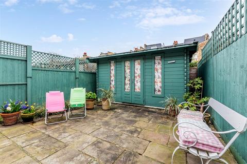 3 bedroom terraced house to rent, Kingwood Road, London