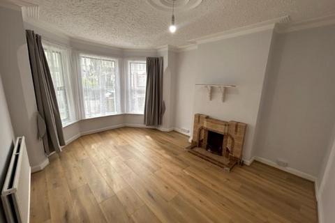 4 bedroom terraced house to rent - Melbourne Avenue, Palmers Green, London