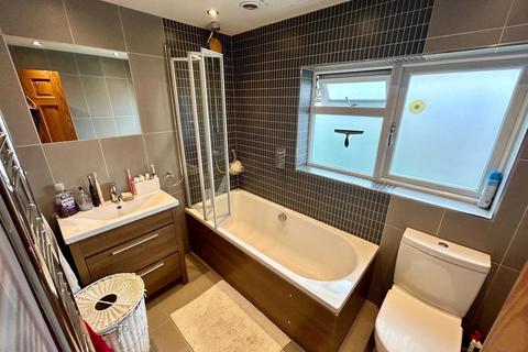 8 Genever Close, London, E4 9BT