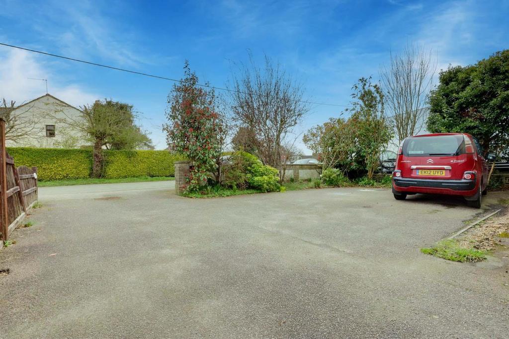 Pork Lane, FrintonOnSea CO13 2 bed detached bungalow for sale £350,000
