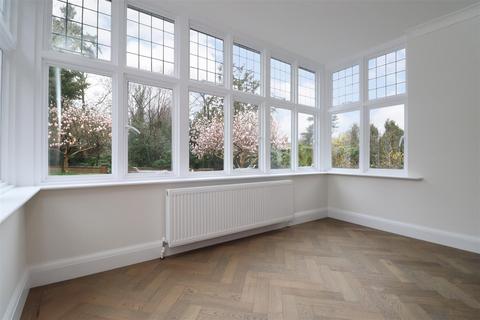 11 Worthing Road, Horsham, RH12 1TA