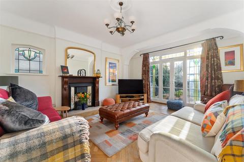 2 Hollybush Close, London, E11 1PZ