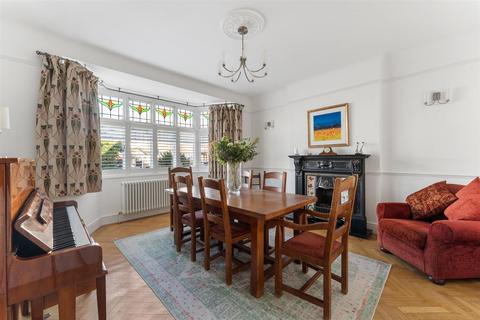 2 Hollybush Close, London, E11 1PZ