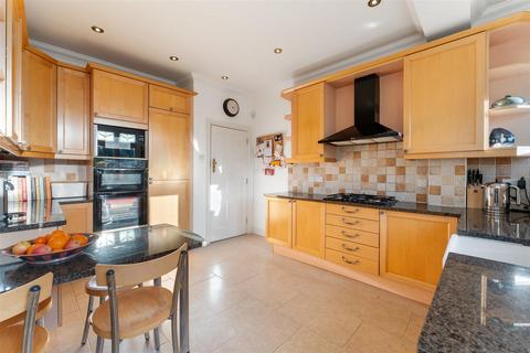 2 Hollybush Close, London, E11 1PZ