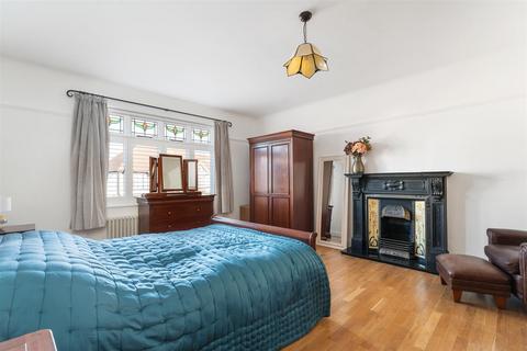 2 Hollybush Close, London, E11 1PZ