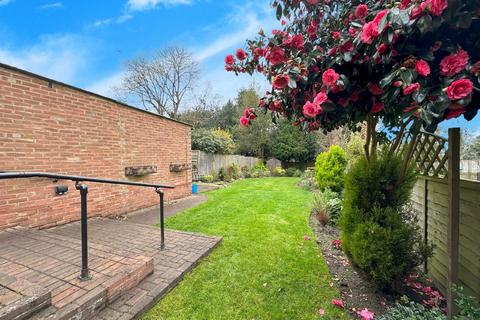 20 Cedar Close, Bagshot, GU19 5AD