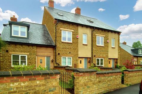 3 bedroom townhouse to rent, Manor Road, Spratton, NN6
