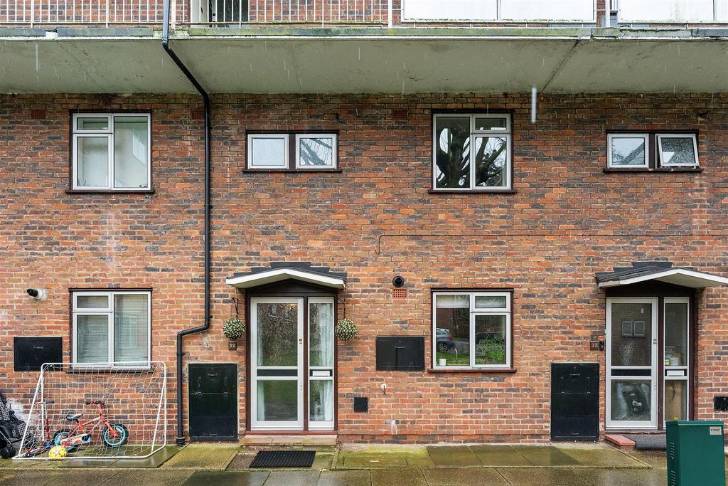 Buxton Drive, Snaresbrook 2 bed flat for sale £430,000
