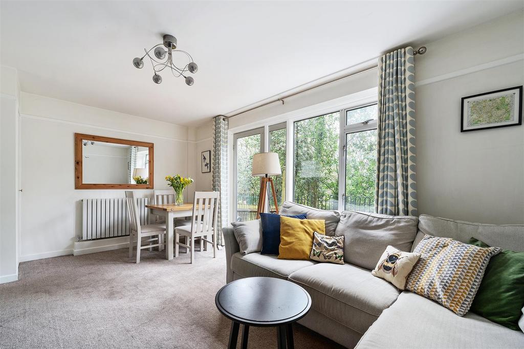 Buxton Drive, Snaresbrook 2 bed flat for sale £430,000