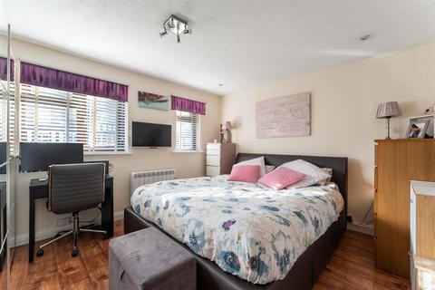 3 Falcon Way, London, E11 1SX