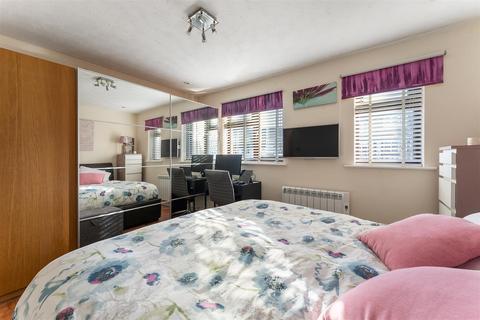 3 Falcon Way, London, E11 1SX