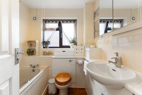 3 Falcon Way, London, E11 1SX